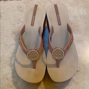 Ipanema wedge sandal. Blush pink/rose gold. Sz8